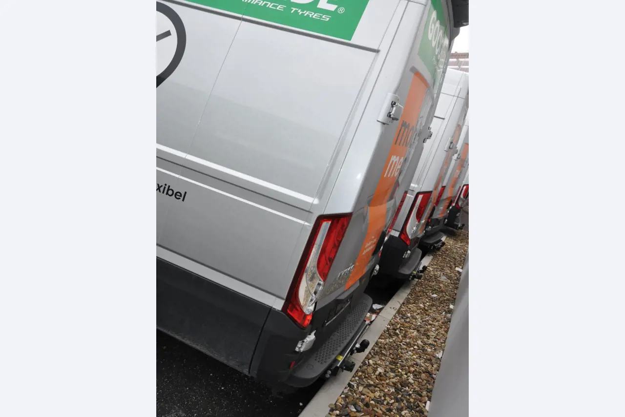 Machines, tools, merchandise / workshop equipment of the automobile sector / <br>tyre service-4