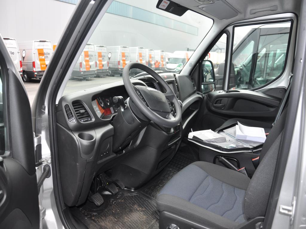 Machines, tools, merchandise / workshop equipment of the automobile sector / <br>tyre service-7