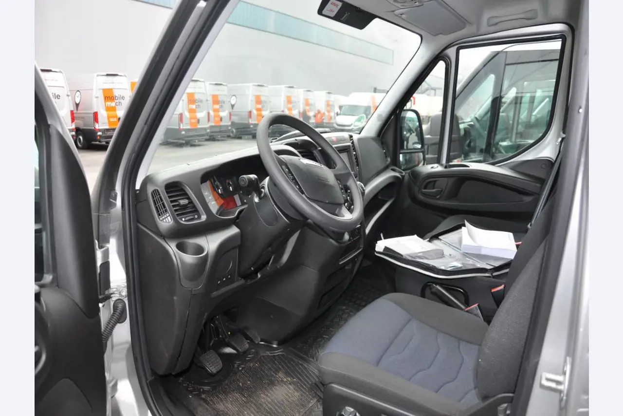 Machines, tools, merchandise / workshop equipment of the automobile sector / <br>tyre service-7