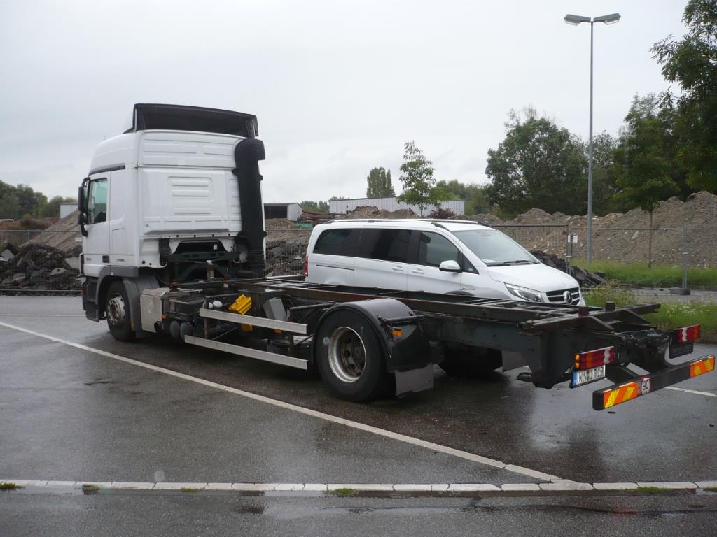 Vehicle fleet of freight forwarder-3