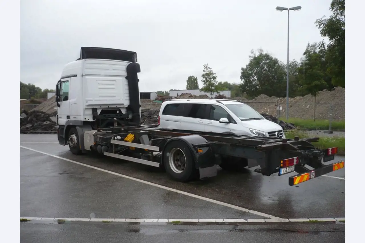 Vehicle fleet of freight forwarder-3