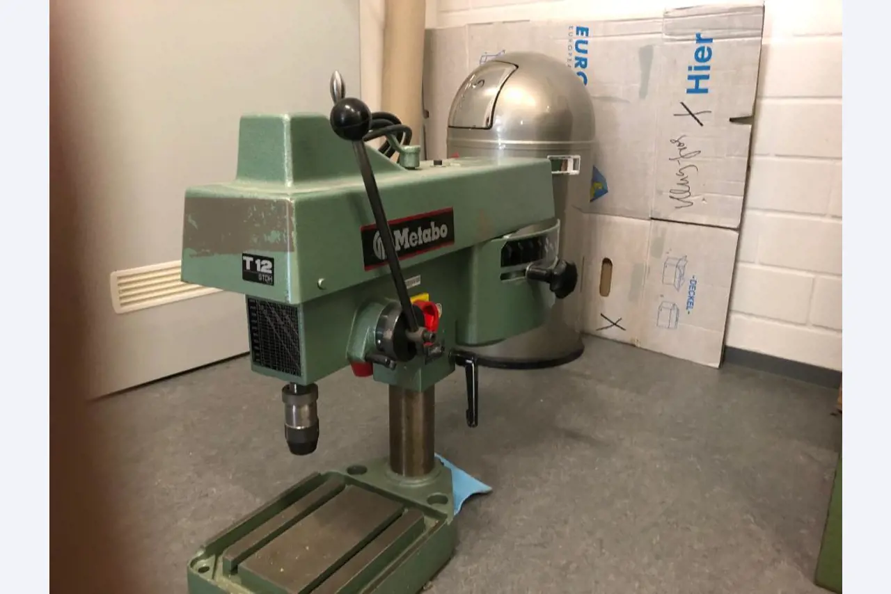 nicht mehr benötigte Maschinen/ Gerätschaften aus einer Lehrwerkstatt -1