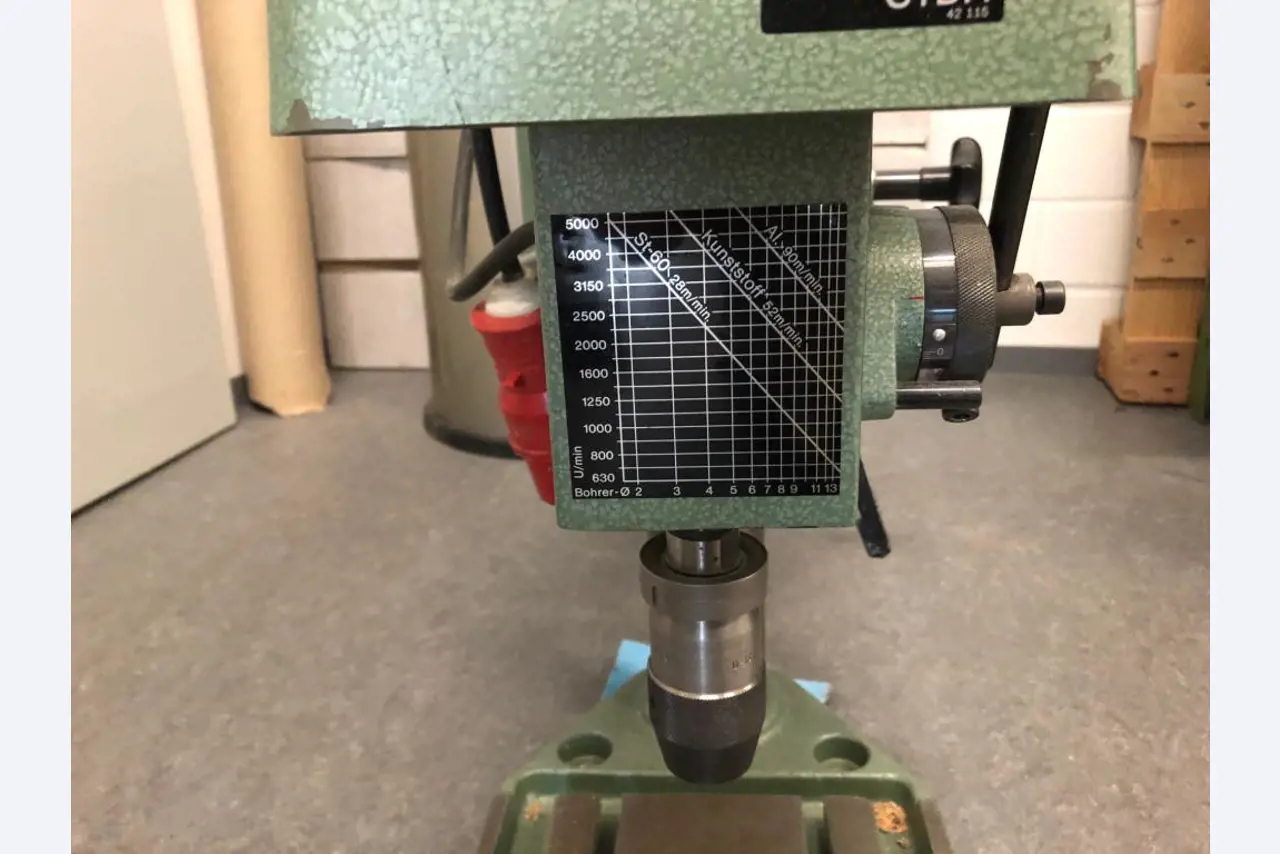 nicht mehr benötigte Maschinen/ Gerätschaften aus einer Lehrwerkstatt -2