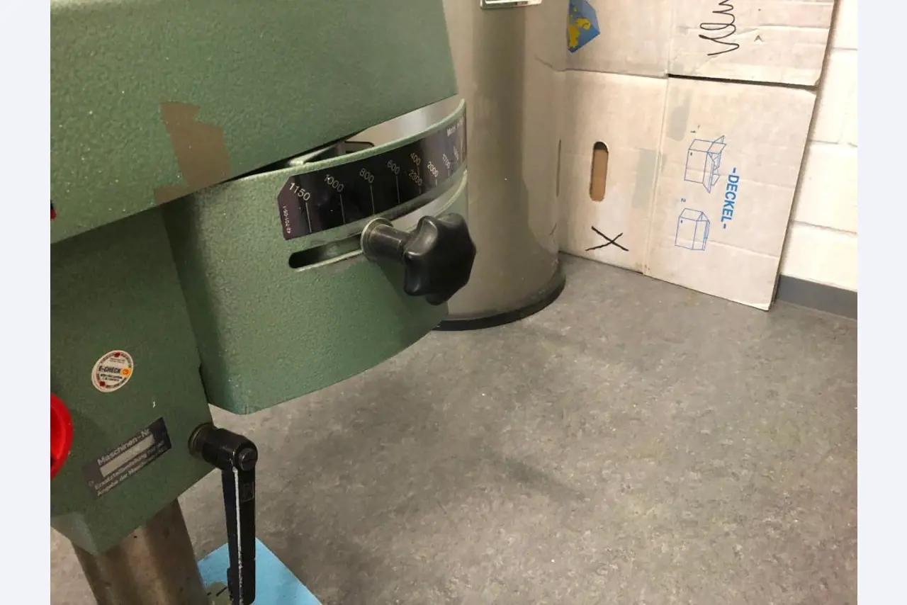 nicht mehr benötigte Maschinen/ Gerätschaften aus einer Lehrwerkstatt -3