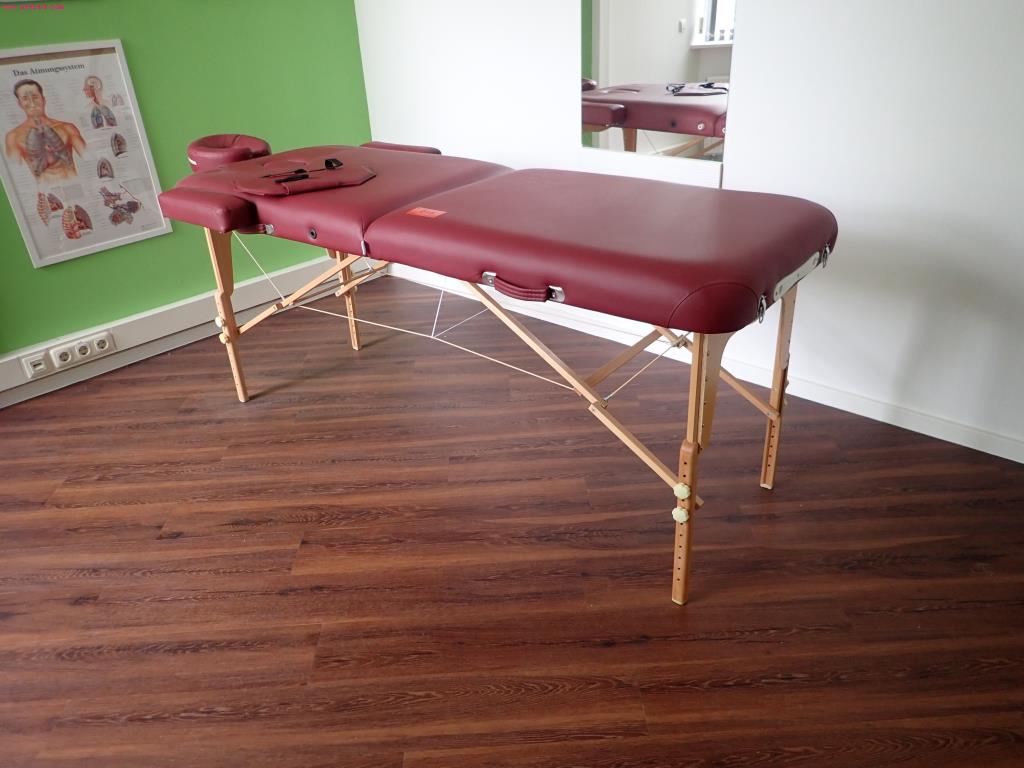 gepflegte Ausstattung eines Fitnessstudios <br>-1