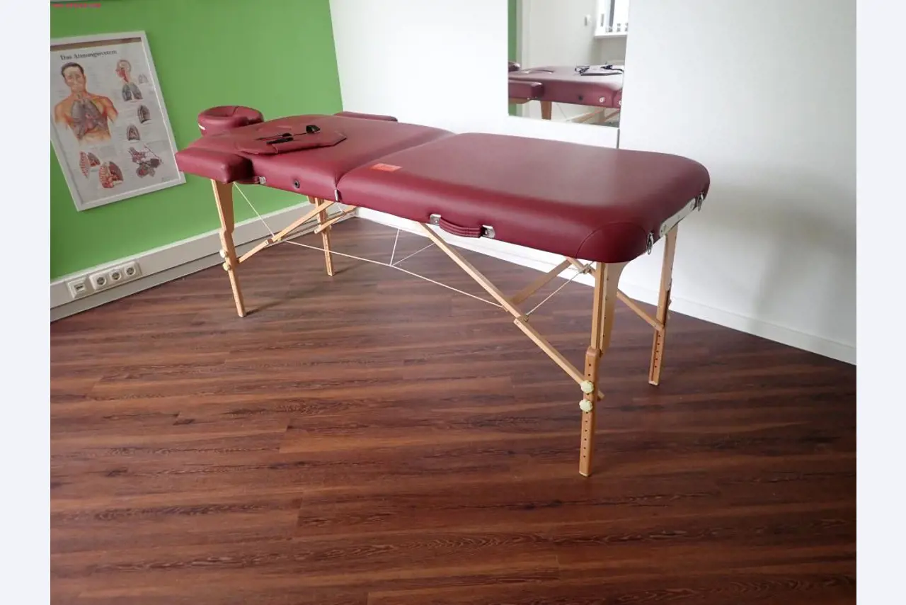 gepflegte Ausstattung eines Fitnessstudios <br>-1