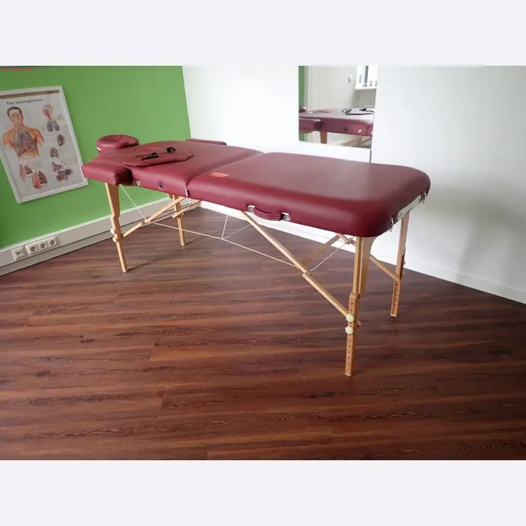 gepflegte Ausstattung eines Fitnessstudios <br>-1