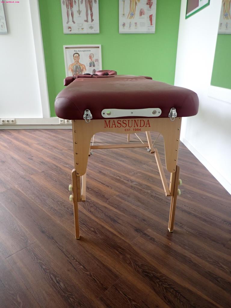 gepflegte Ausstattung eines Fitnessstudios <br>-2