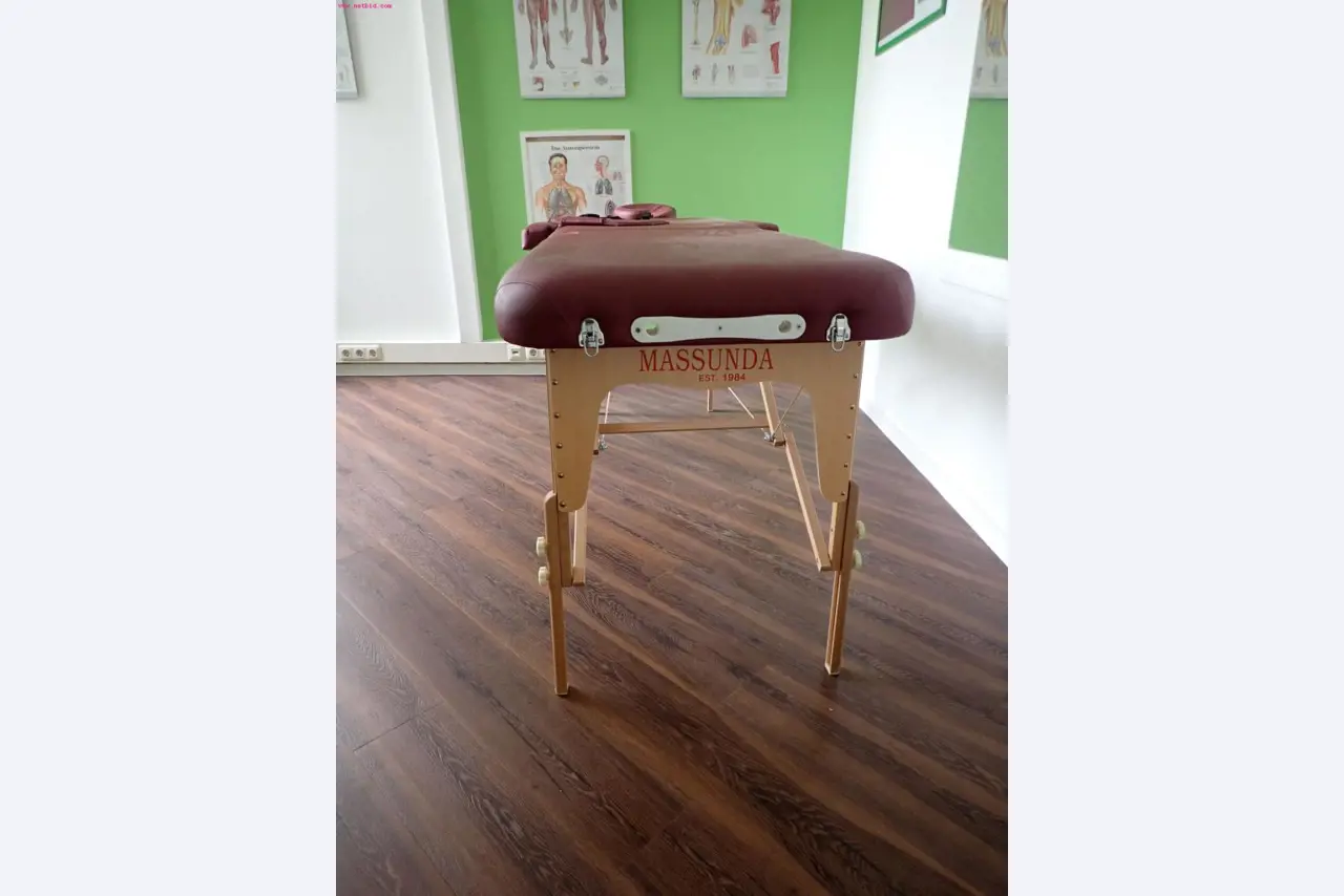 gepflegte Ausstattung eines Fitnessstudios <br>-2