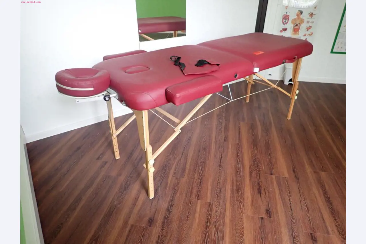 gepflegte Ausstattung eines Fitnessstudios <br>-3