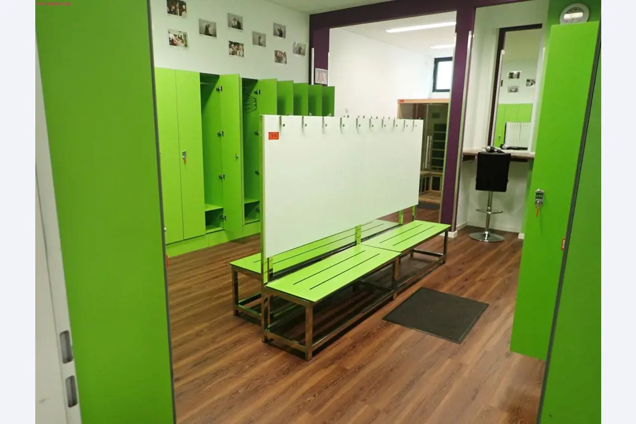gepflegte Ausstattung eines Fitnessstudios <br>-1