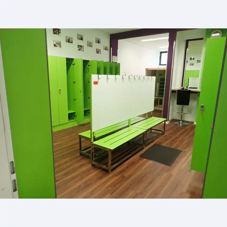 gepflegte Ausstattung eines Fitnessstudios <br>-1