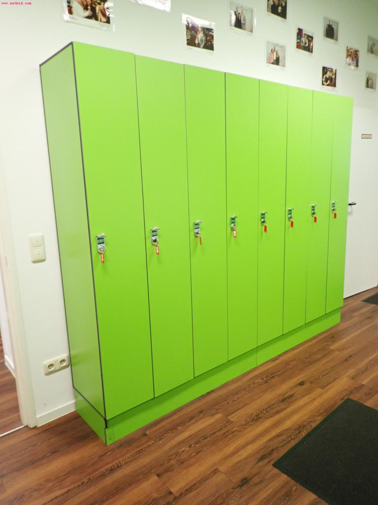 gepflegte Ausstattung eines Fitnessstudios <br>-2