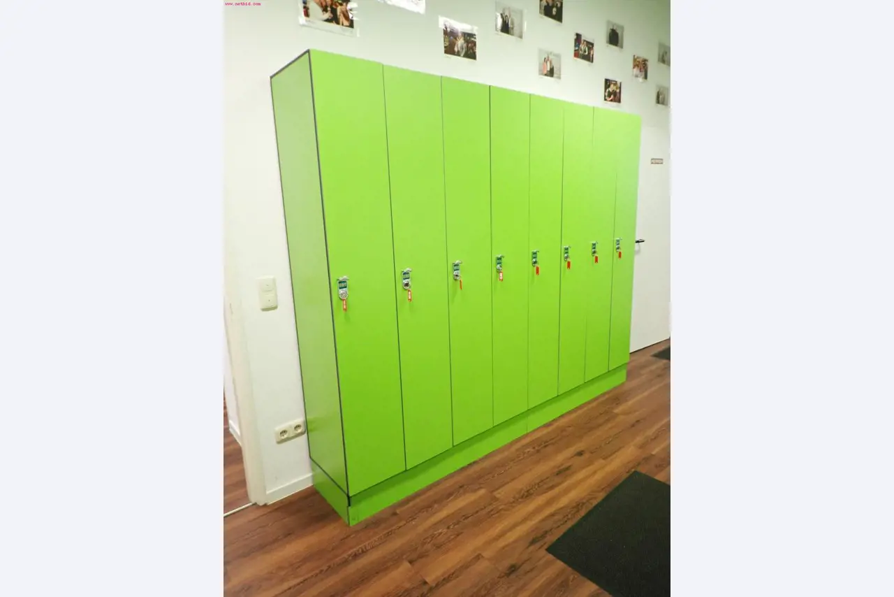 gepflegte Ausstattung eines Fitnessstudios <br>-2