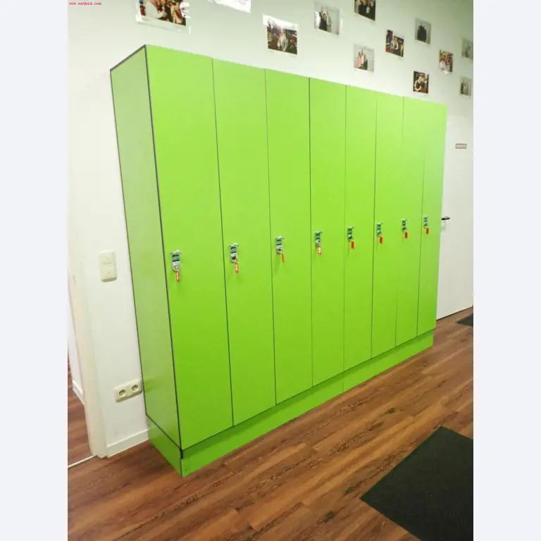 gepflegte Ausstattung eines Fitnessstudios <br>-2