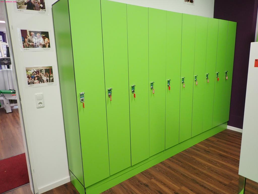 gepflegte Ausstattung eines Fitnessstudios <br>-3