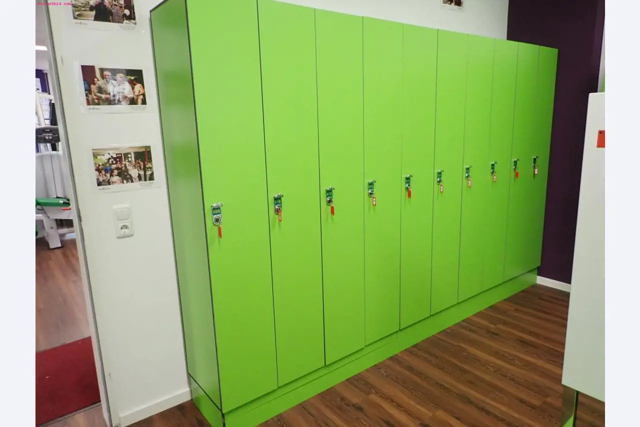 gepflegte Ausstattung eines Fitnessstudios <br>-3