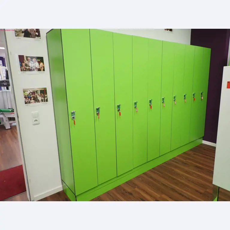 gepflegte Ausstattung eines Fitnessstudios <br>-3