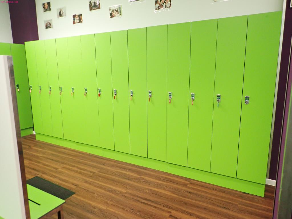 gepflegte Ausstattung eines Fitnessstudios <br>-4