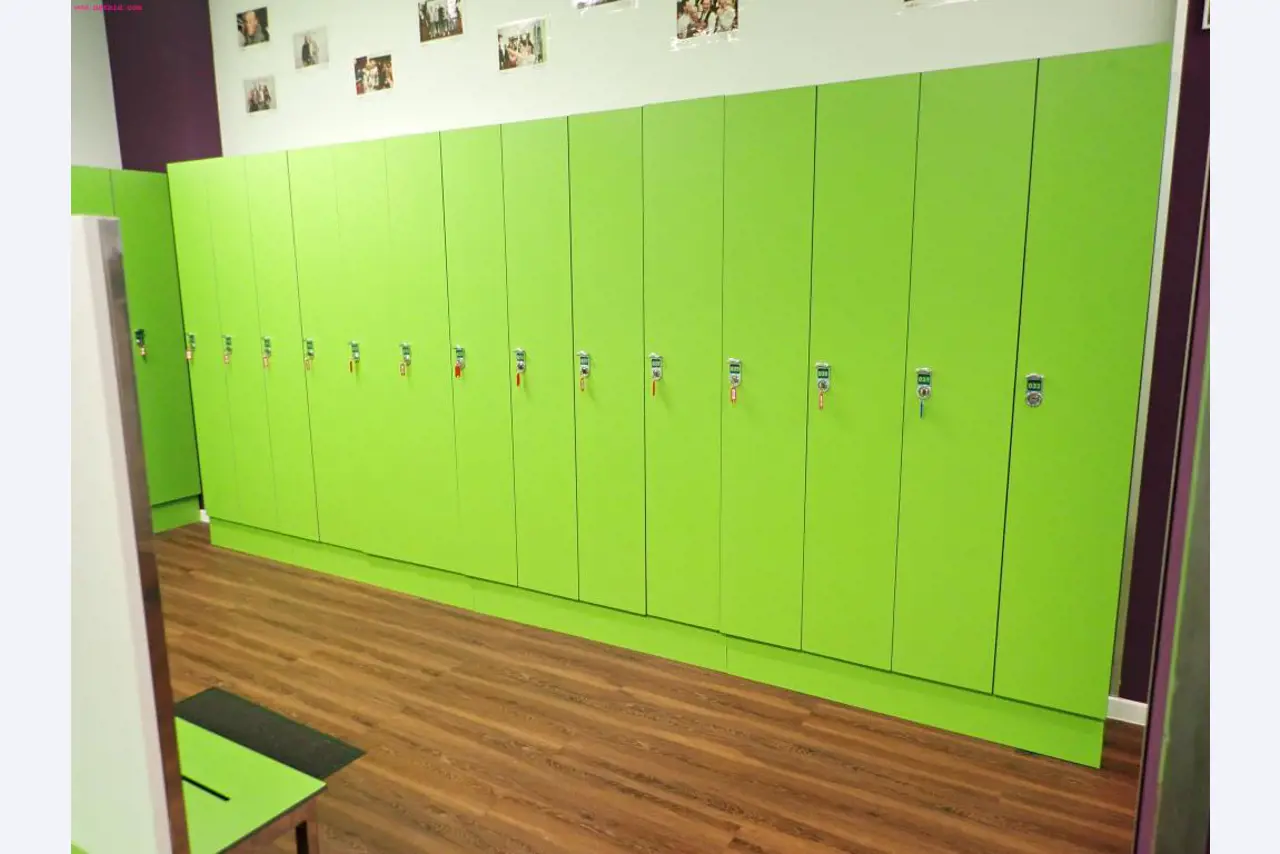 gepflegte Ausstattung eines Fitnessstudios <br>-4
