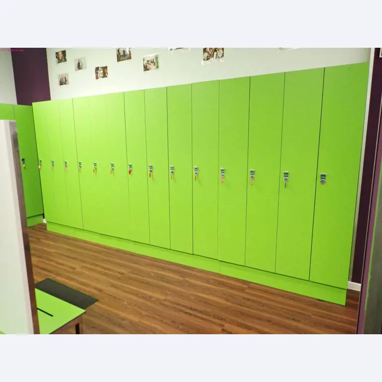 gepflegte Ausstattung eines Fitnessstudios <br>-4