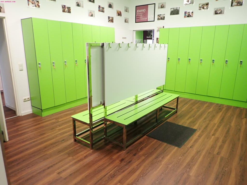 gepflegte Ausstattung eines Fitnessstudios <br>-5