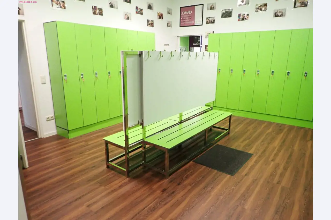 gepflegte Ausstattung eines Fitnessstudios <br>-5