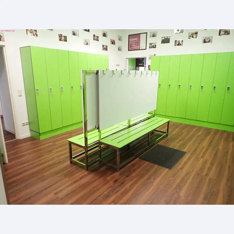gepflegte Ausstattung eines Fitnessstudios <br>-5