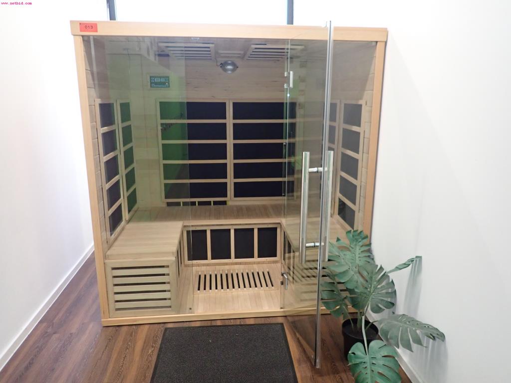 gepflegte Ausstattung eines Fitnessstudios <br>-1