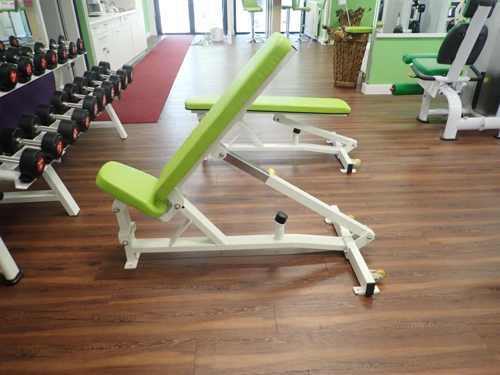 gepflegte Ausstattung eines Fitnessstudios <br>-10