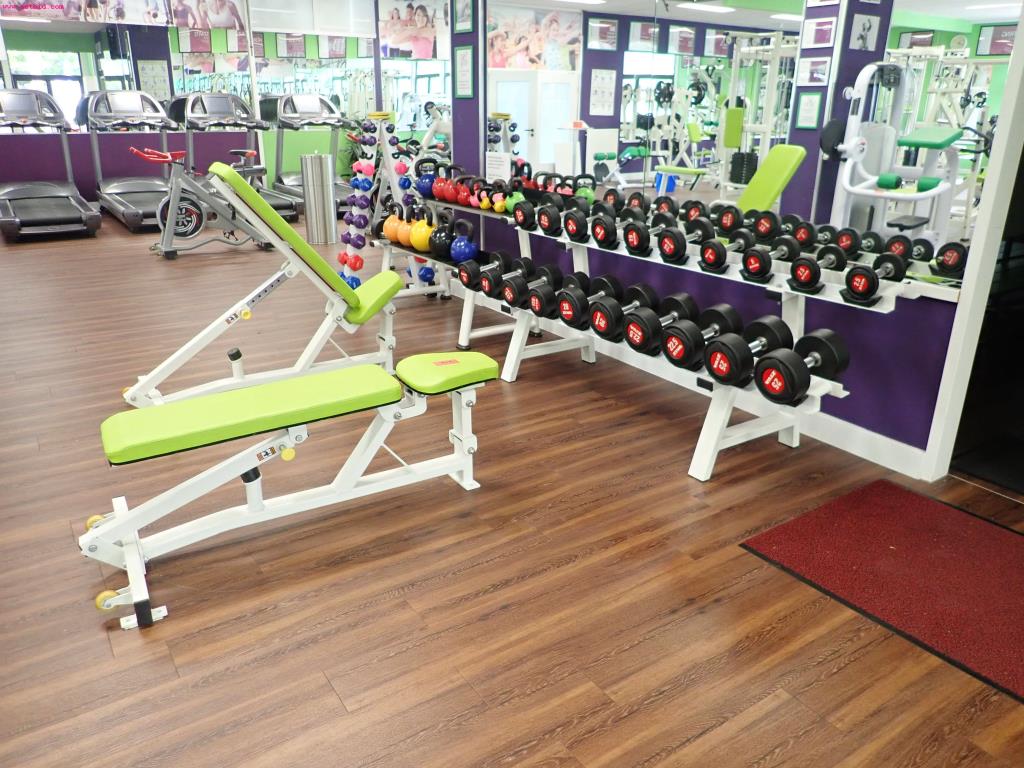 gepflegte Ausstattung eines Fitnessstudios <br>-1