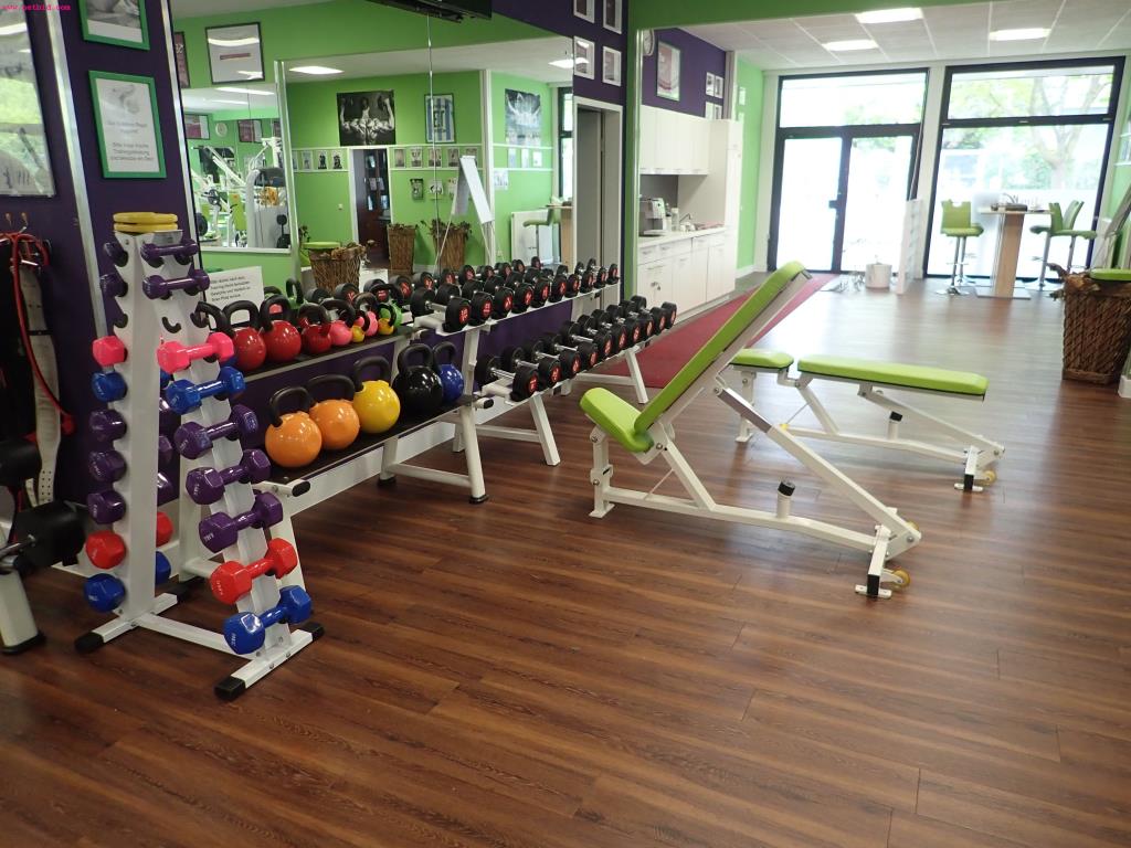 gepflegte Ausstattung eines Fitnessstudios <br>-2