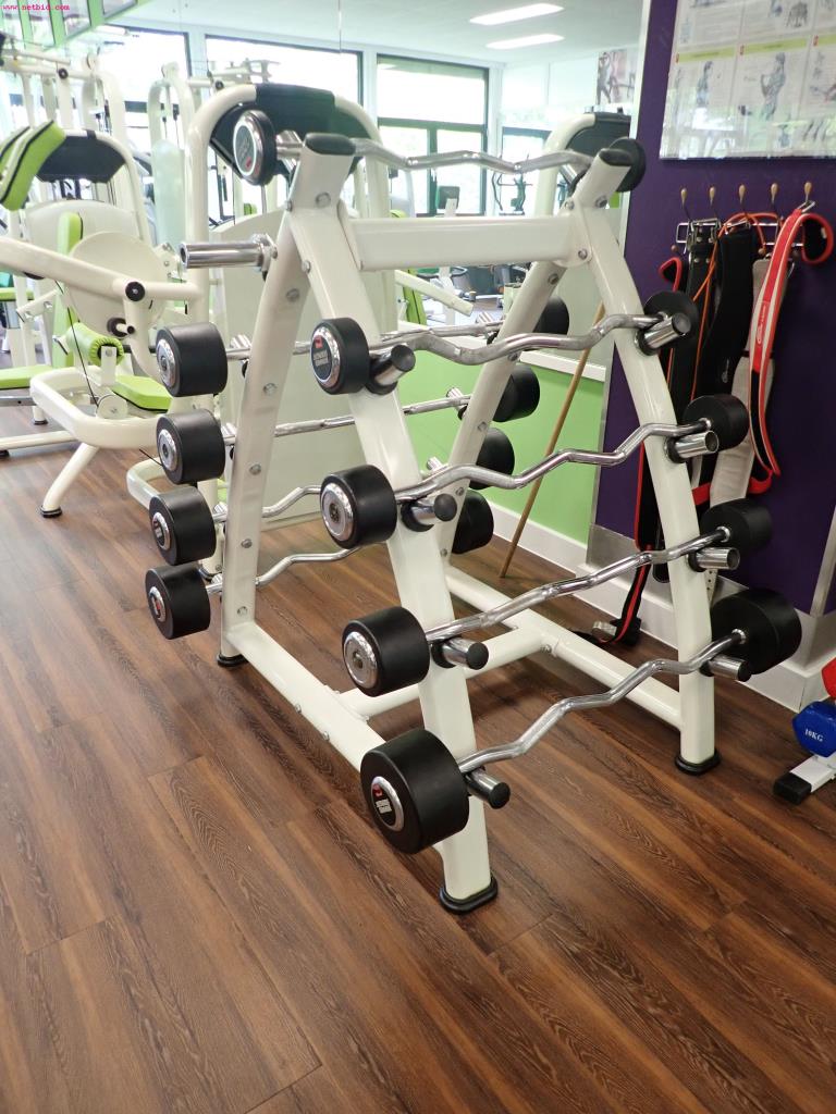 gepflegte Ausstattung eines Fitnessstudios <br>-3