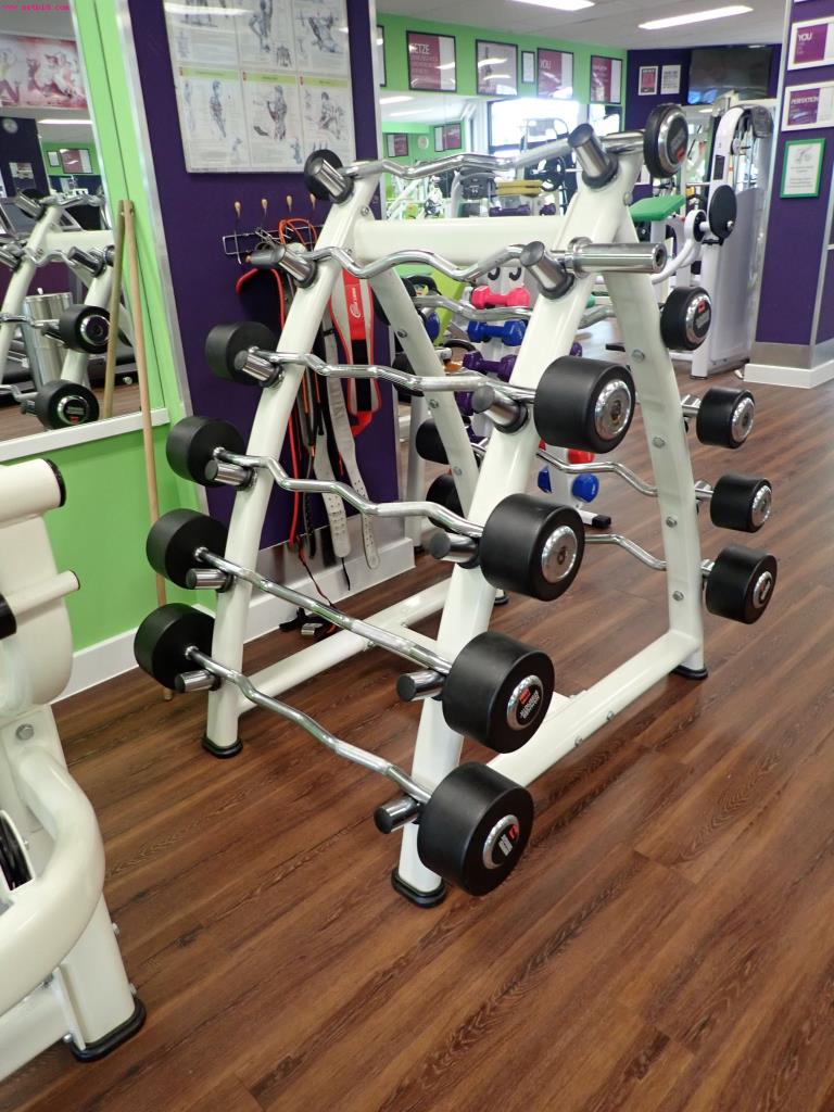 gepflegte Ausstattung eines Fitnessstudios <br>-4