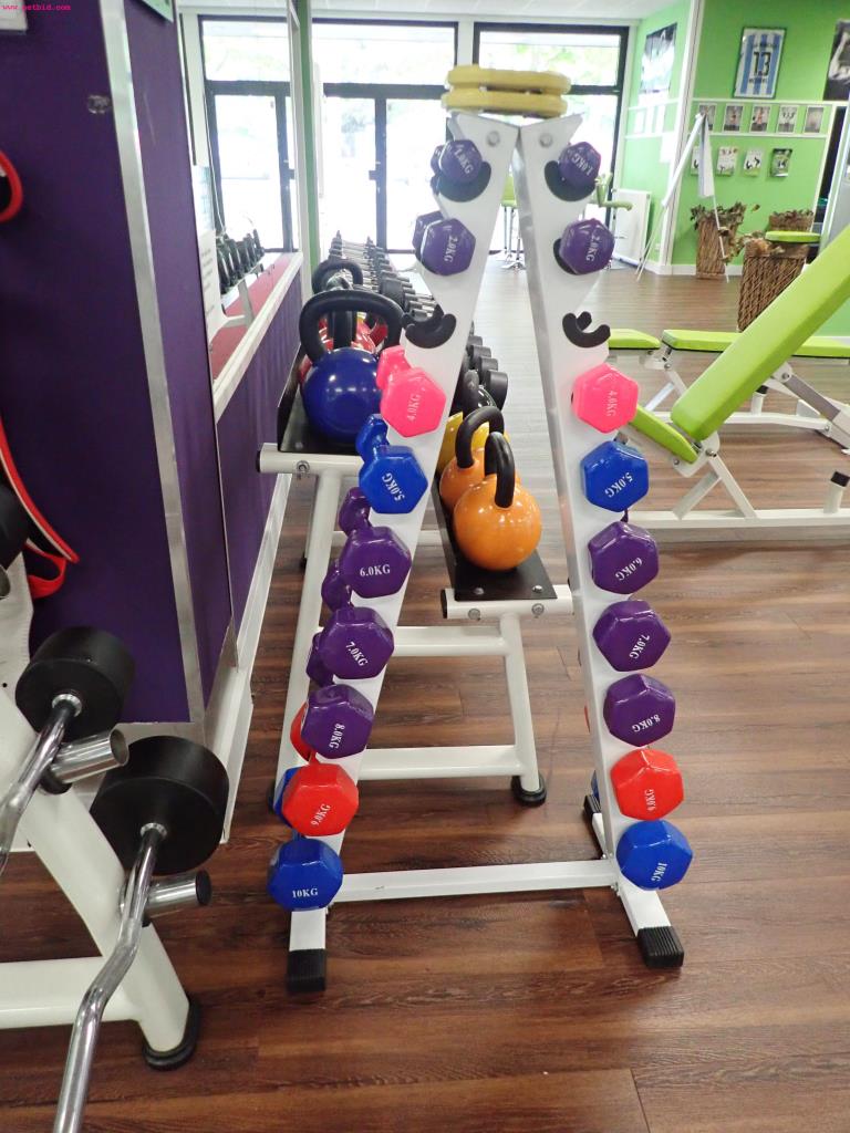 gepflegte Ausstattung eines Fitnessstudios <br>-5