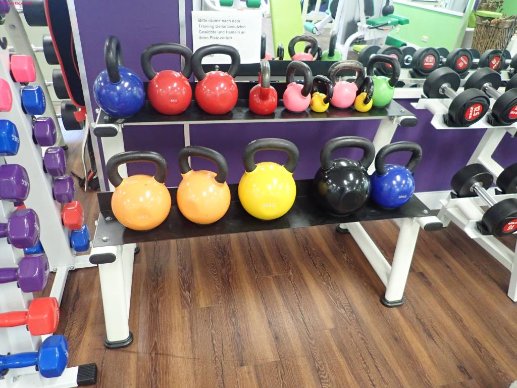 gepflegte Ausstattung eines Fitnessstudios <br>-6