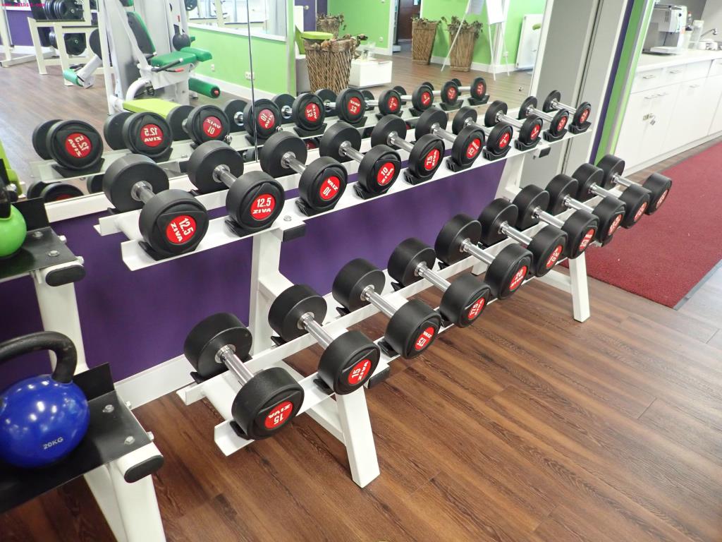 gepflegte Ausstattung eines Fitnessstudios <br>-7