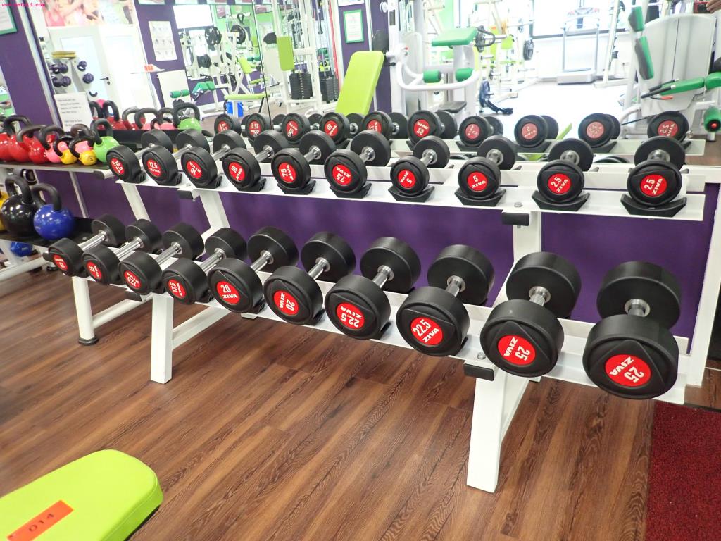 gepflegte Ausstattung eines Fitnessstudios <br>-8