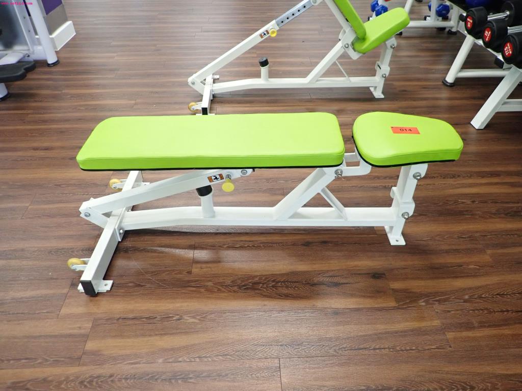 gepflegte Ausstattung eines Fitnessstudios <br>-9