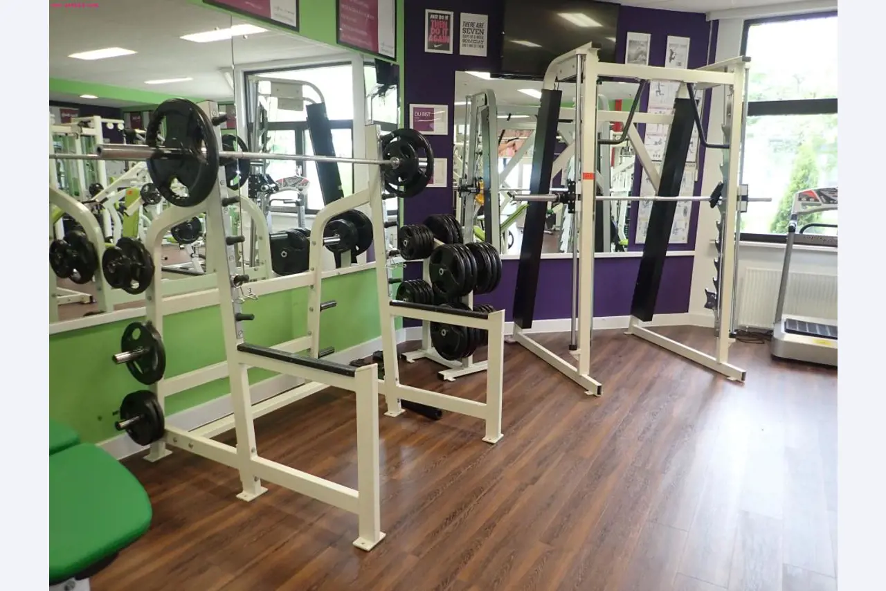 gepflegte Ausstattung eines Fitnessstudios <br>-1