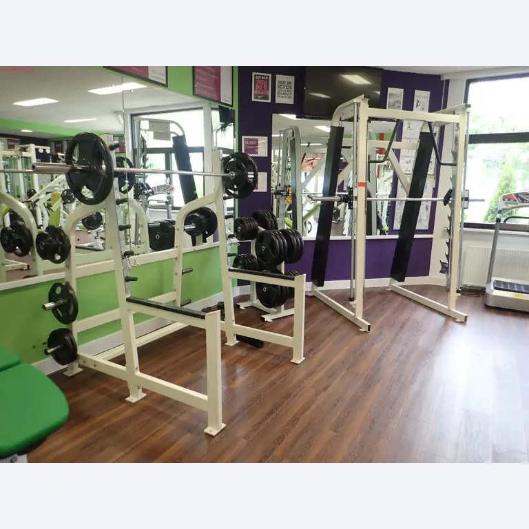 gepflegte Ausstattung eines Fitnessstudios <br>-1