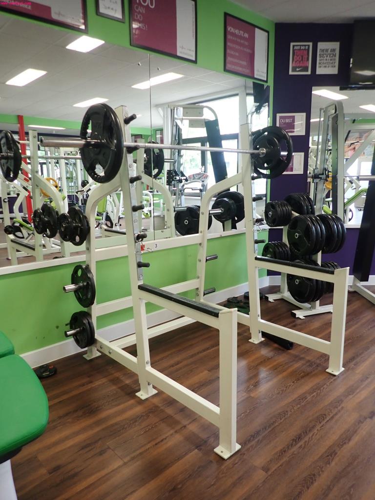 gepflegte Ausstattung eines Fitnessstudios <br>-2