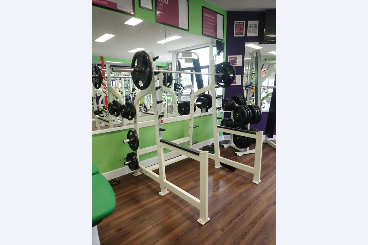 gepflegte Ausstattung eines Fitnessstudios <br>-2