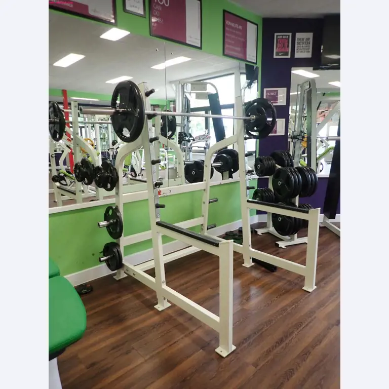 gepflegte Ausstattung eines Fitnessstudios <br>-2