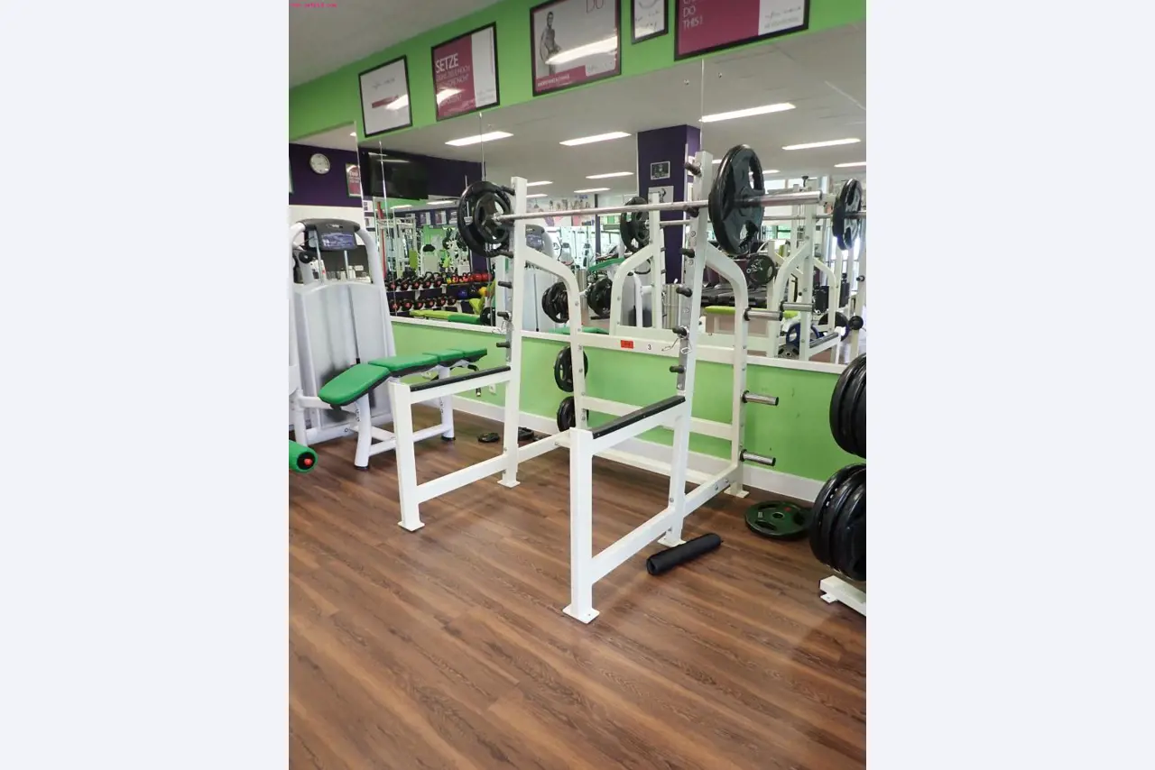 gepflegte Ausstattung eines Fitnessstudios <br>-3
