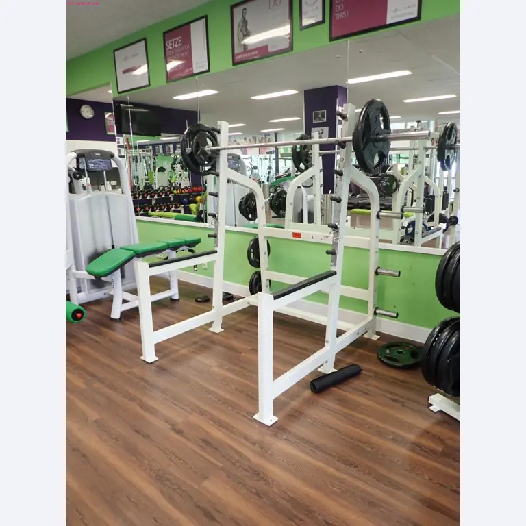 gepflegte Ausstattung eines Fitnessstudios <br>-3