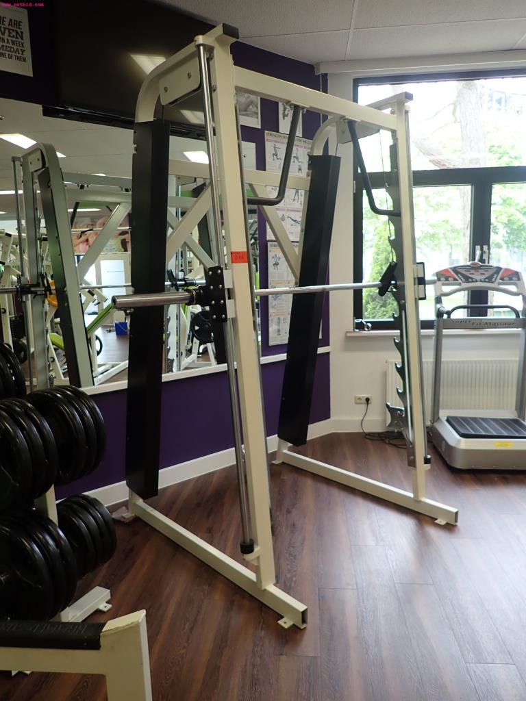 gepflegte Ausstattung eines Fitnessstudios <br>-4