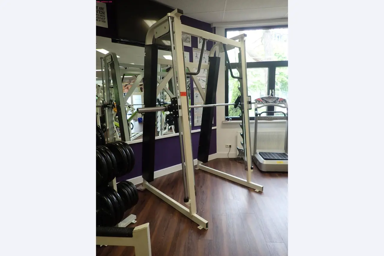 gepflegte Ausstattung eines Fitnessstudios <br>-4