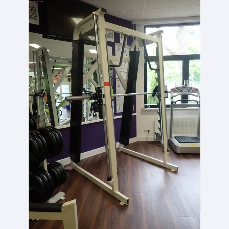 gepflegte Ausstattung eines Fitnessstudios <br>-4