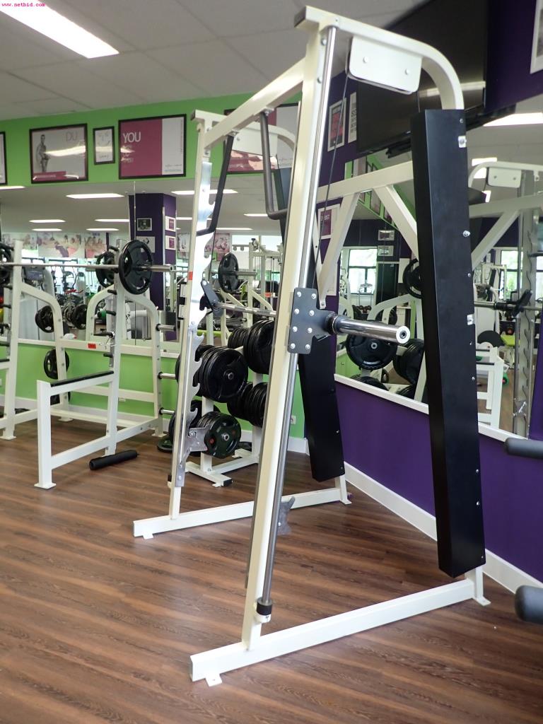 gepflegte Ausstattung eines Fitnessstudios <br>-5